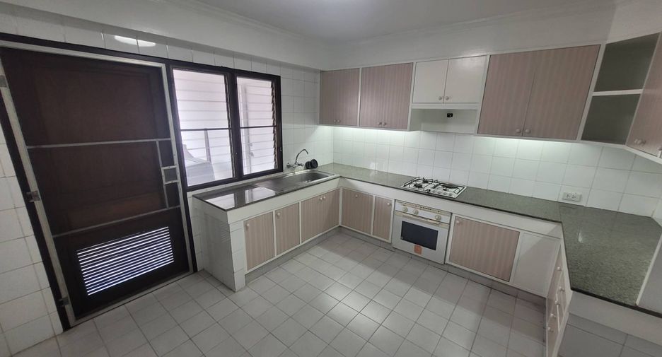 For rent 3 bedrooms condo in Watthana, Bangkok