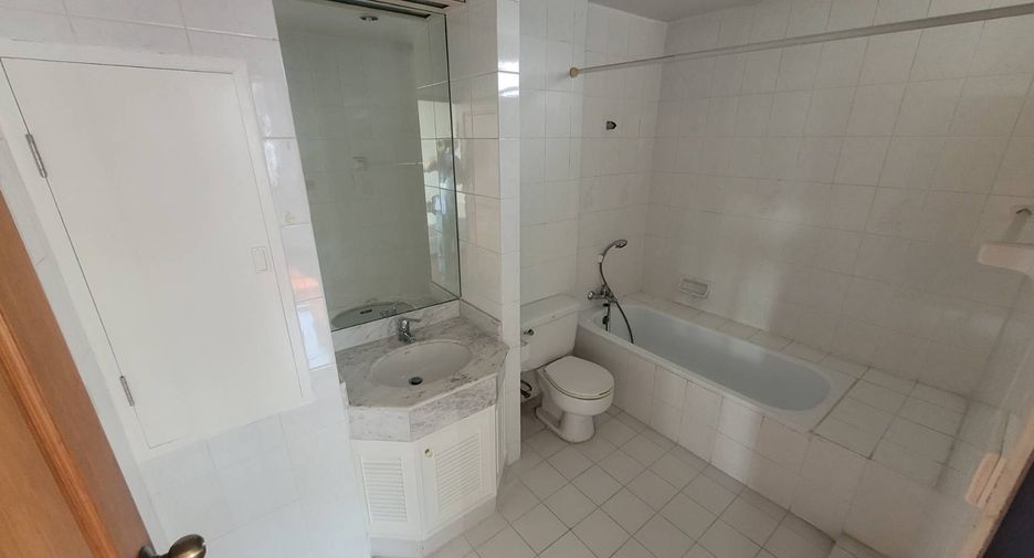 For rent 3 bedrooms condo in Watthana, Bangkok