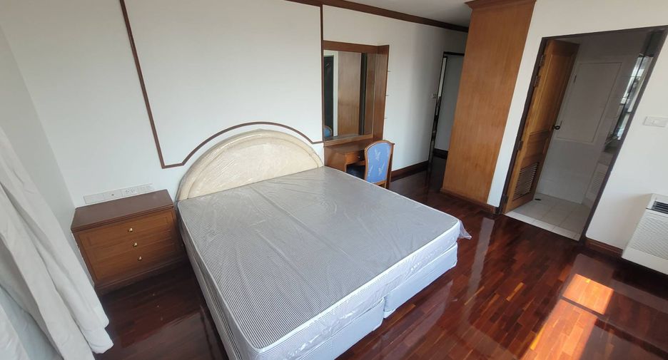 For rent 3 bedrooms condo in Watthana, Bangkok