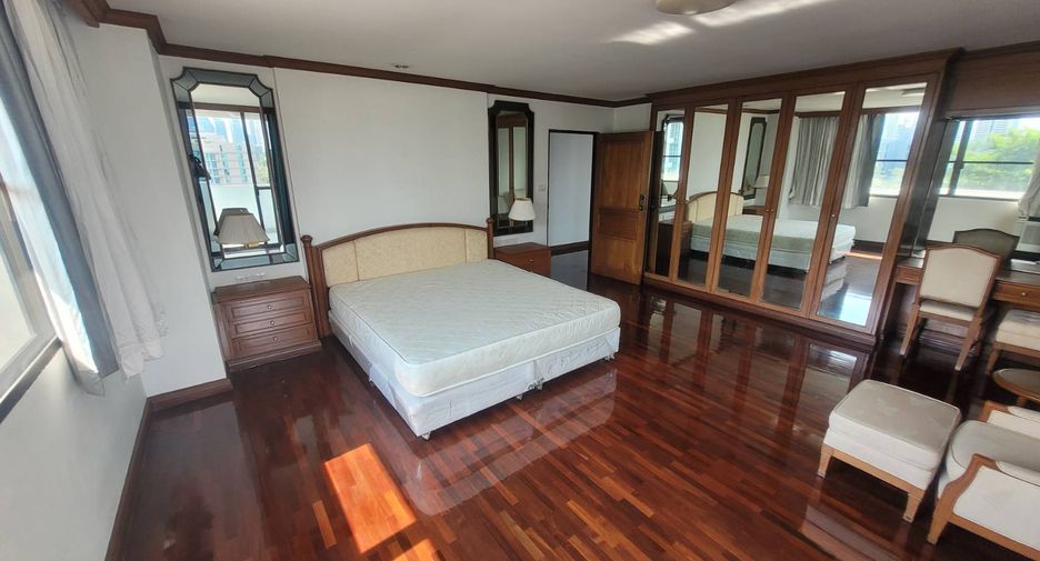 For rent 3 bedrooms condo in Watthana, Bangkok