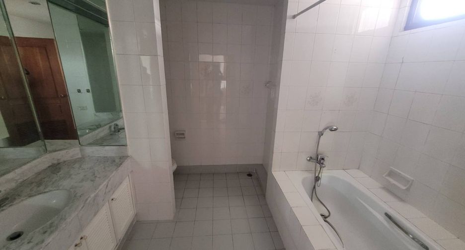 For rent 3 bedrooms condo in Watthana, Bangkok