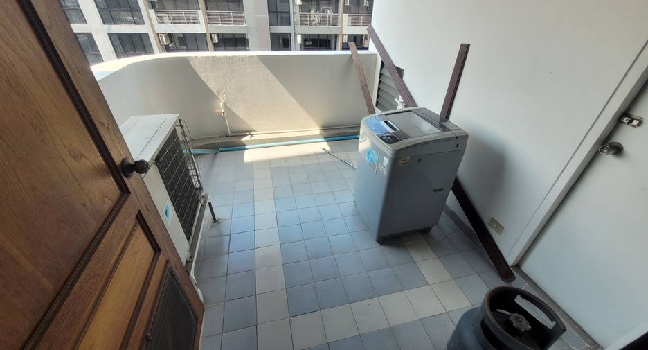 For rent 3 bedrooms condo in Watthana, Bangkok