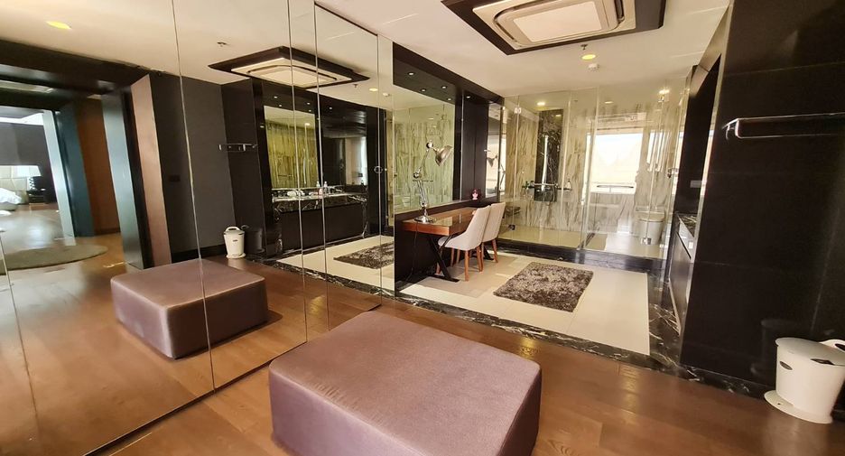 Condo en alquiler de 4 habitaciones en Watthana, Bangkok