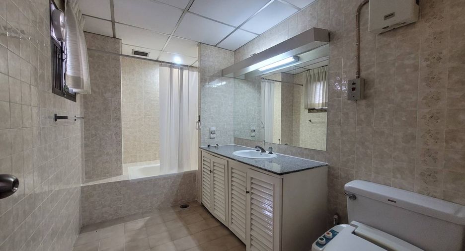 For rent 3 bedrooms condo in Watthana, Bangkok