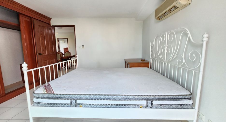 For rent 3 bedrooms condo in Watthana, Bangkok
