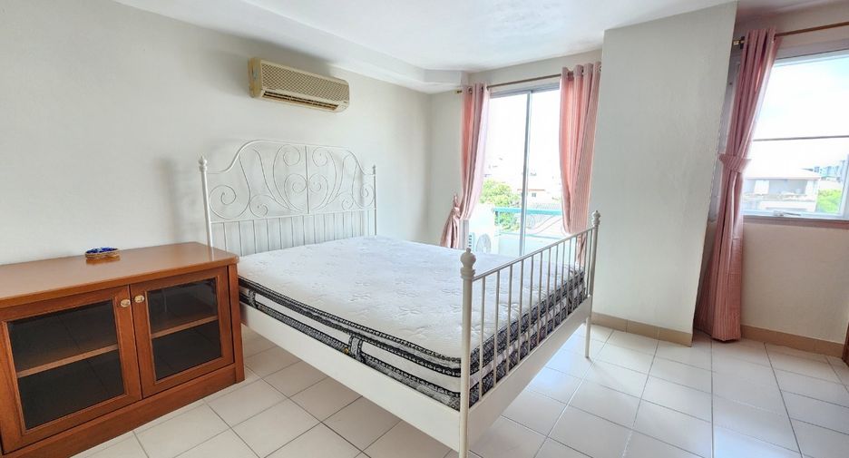 For rent 3 bedrooms condo in Watthana, Bangkok