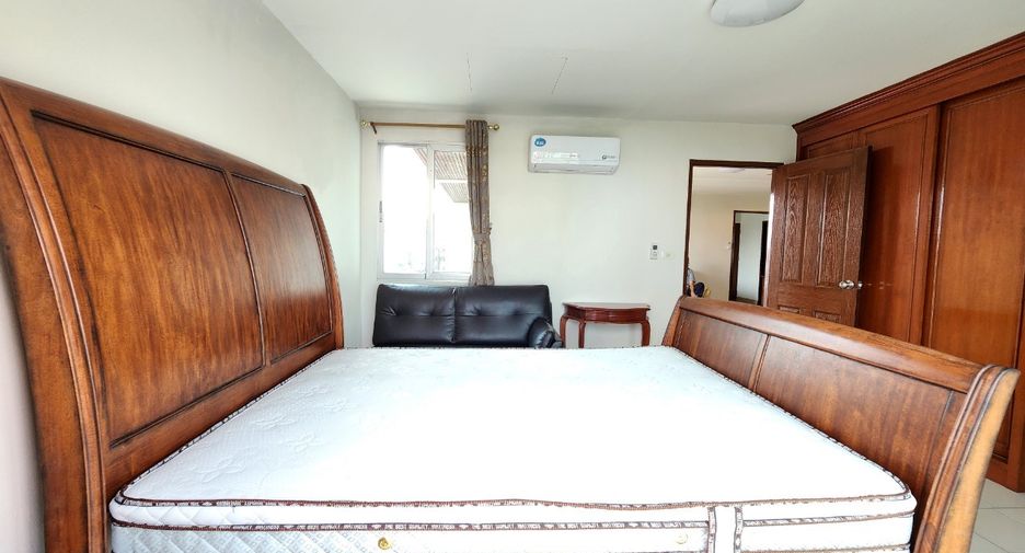 For rent 3 bedrooms condo in Watthana, Bangkok