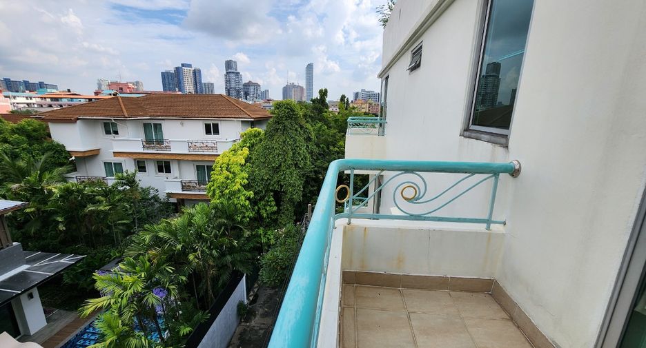 For rent 3 bedrooms condo in Watthana, Bangkok