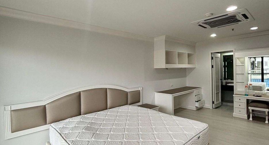For rent 3 bedrooms condo in Watthana, Bangkok