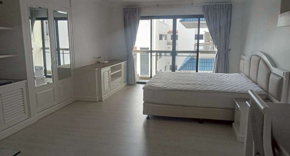 For rent 3 bedrooms condo in Watthana, Bangkok