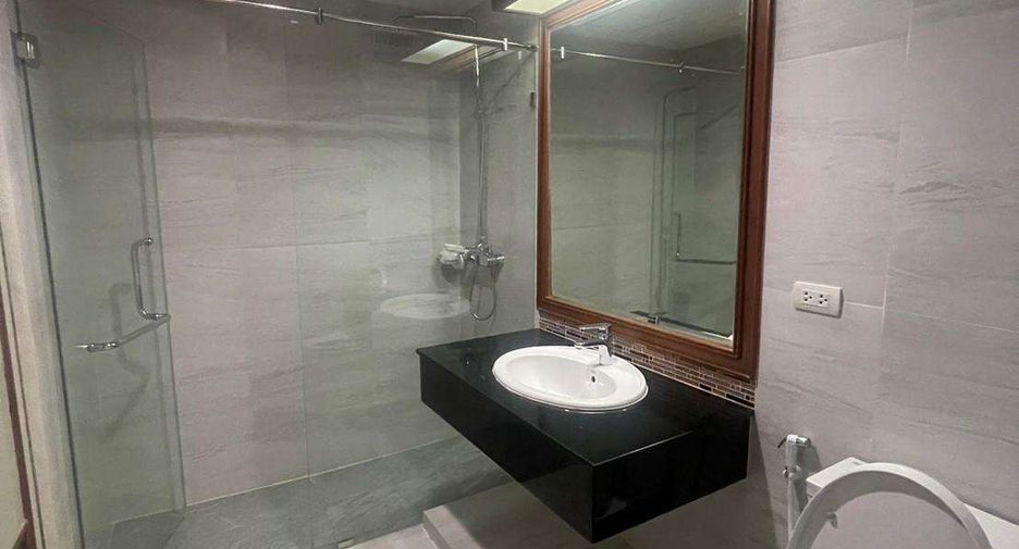For rent 3 bedrooms condo in Watthana, Bangkok
