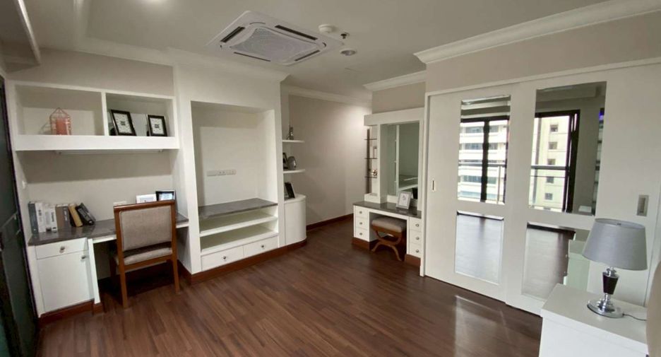 For rent 3 bedrooms condo in Watthana, Bangkok