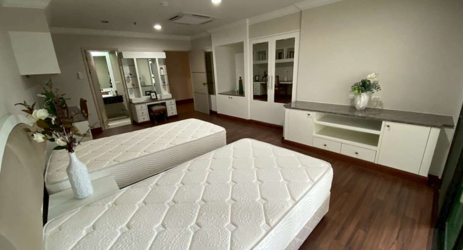 For rent 3 bedrooms condo in Watthana, Bangkok