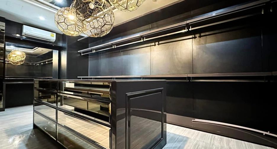 For rent 3 bedrooms condo in Khlong Toei, Bangkok