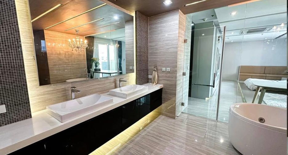 For rent 3 bedrooms condo in Khlong Toei, Bangkok