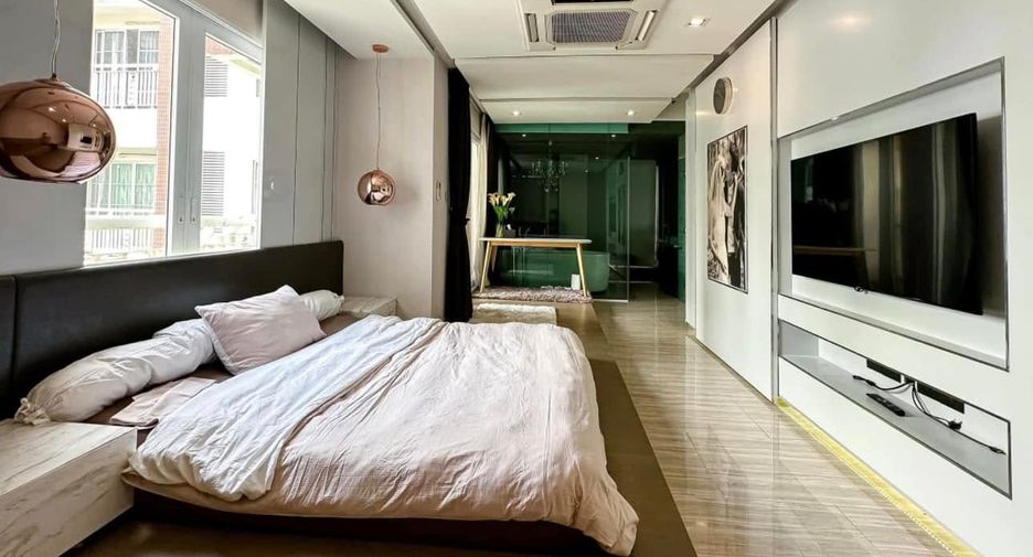 For rent 3 bedrooms condo in Khlong Toei, Bangkok