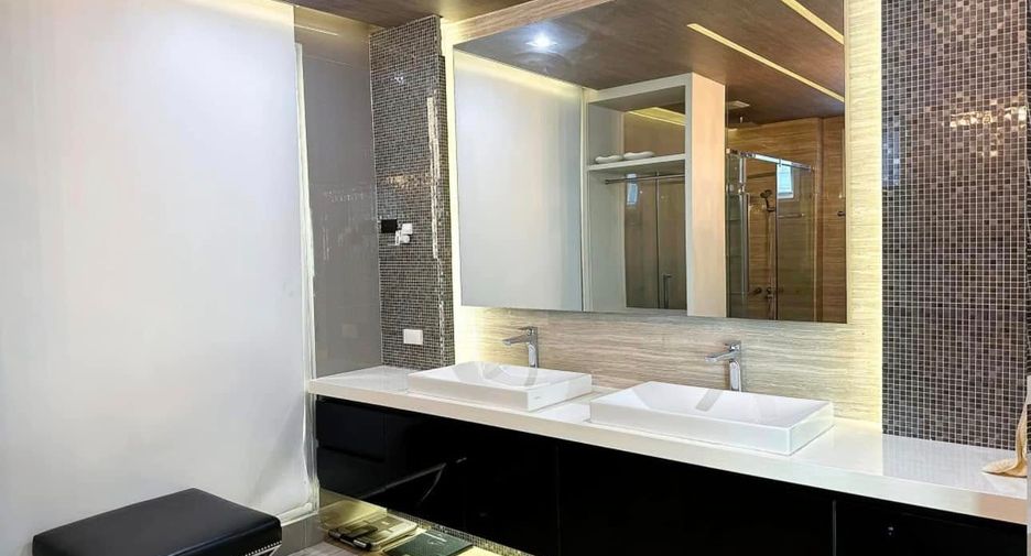For rent 3 bedrooms condo in Khlong Toei, Bangkok