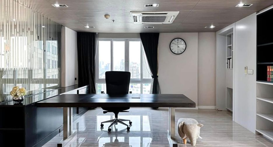 For rent 3 bedrooms condo in Khlong Toei, Bangkok