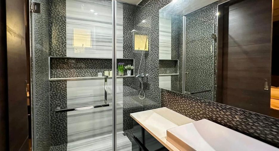 For rent 3 bedrooms condo in Khlong Toei, Bangkok