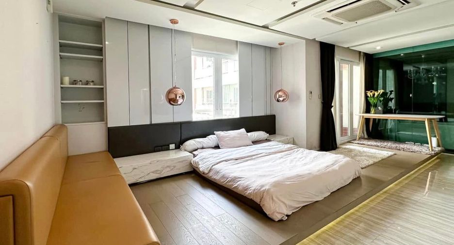 For rent 3 bedrooms condo in Khlong Toei, Bangkok