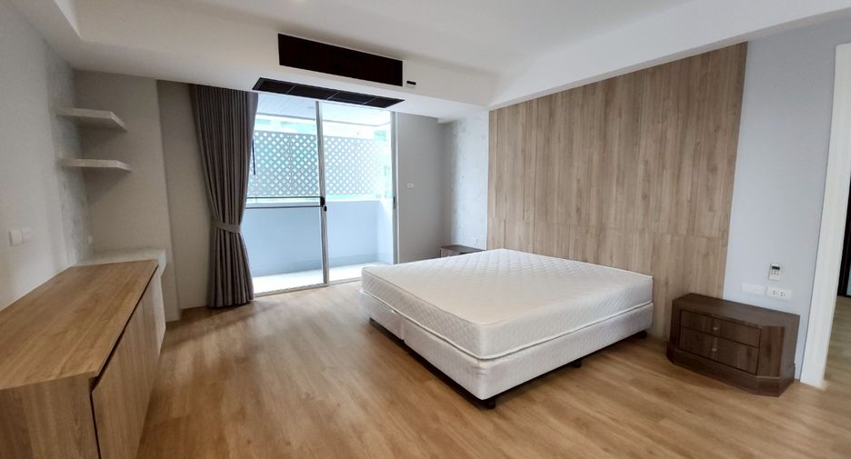 For rent 4 bedrooms condo in Khlong Toei, Bangkok