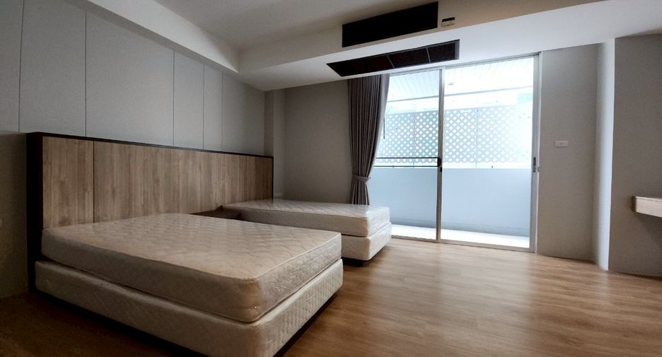 For rent 4 bedrooms condo in Khlong Toei, Bangkok