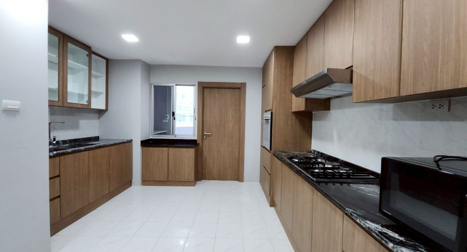 For rent 4 bedrooms condo in Khlong Toei, Bangkok