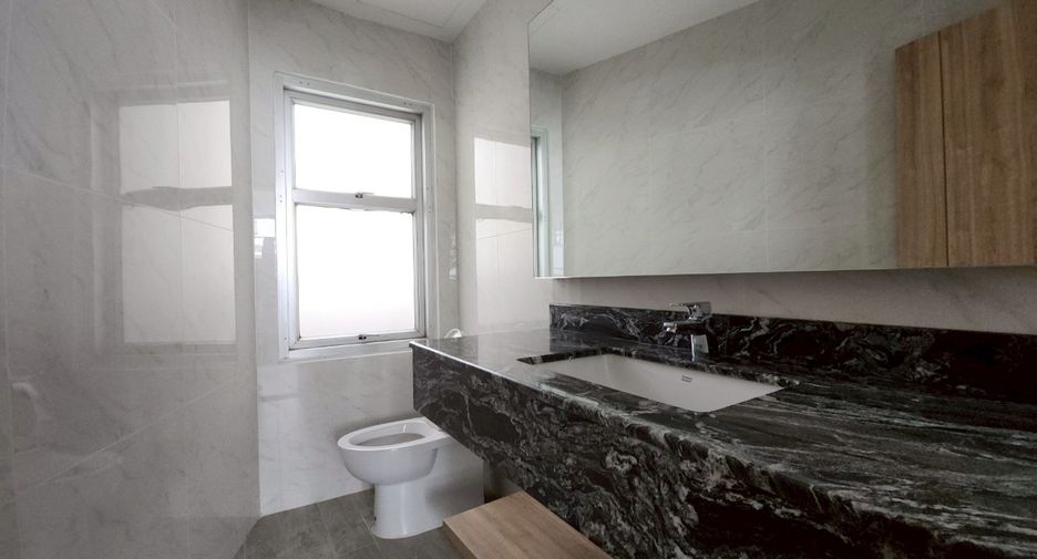 For rent 4 bedrooms condo in Khlong Toei, Bangkok