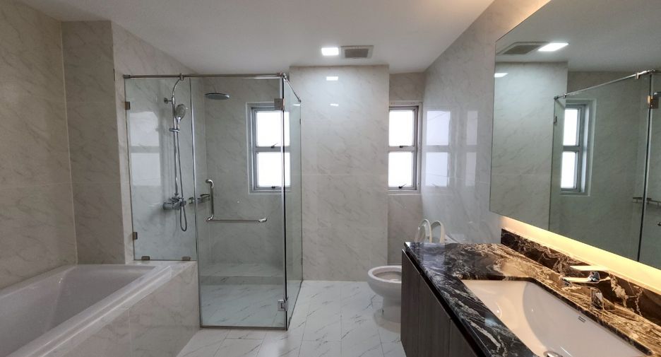 For rent 4 bedrooms condo in Khlong Toei, Bangkok