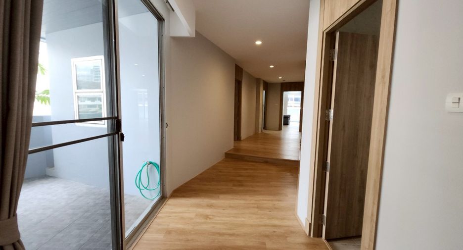 For rent 4 bedrooms condo in Khlong Toei, Bangkok