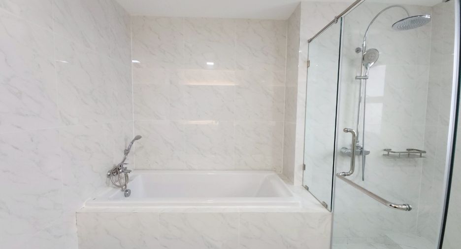 For rent 4 bedrooms condo in Khlong Toei, Bangkok