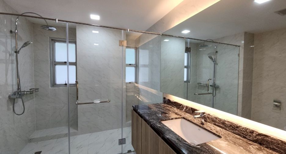 For rent 4 bedrooms condo in Khlong Toei, Bangkok