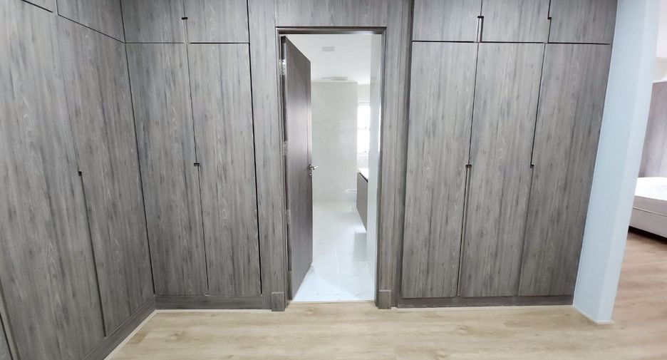 For rent 4 bedrooms condo in Khlong Toei, Bangkok