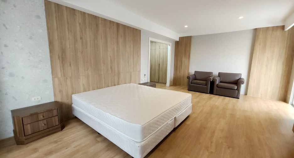 For rent 4 bedrooms condo in Khlong Toei, Bangkok