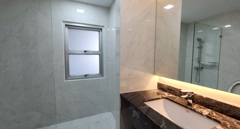 For rent 4 bedrooms condo in Khlong Toei, Bangkok