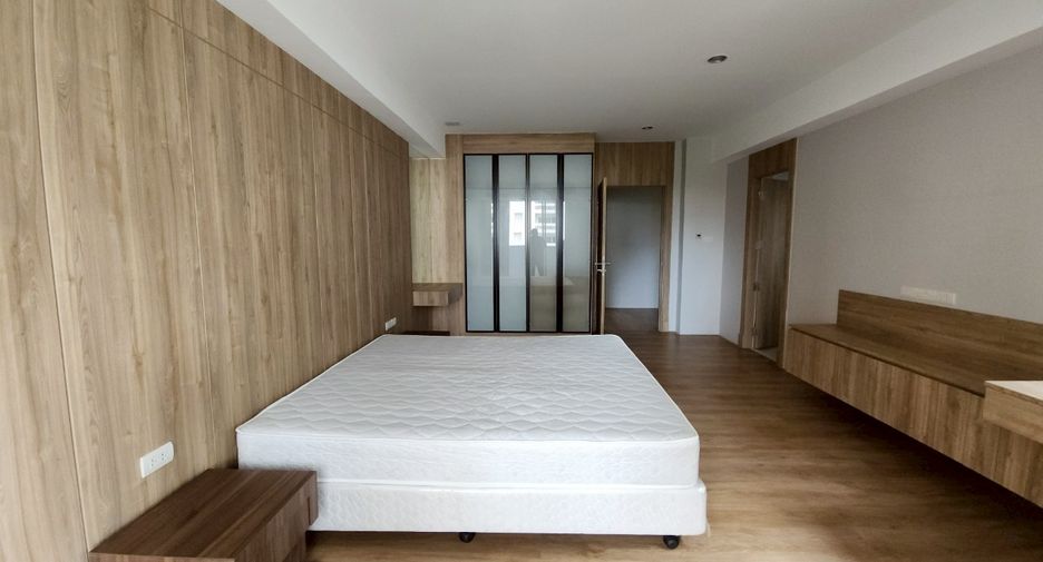 For rent 4 bedrooms condo in Khlong Toei, Bangkok