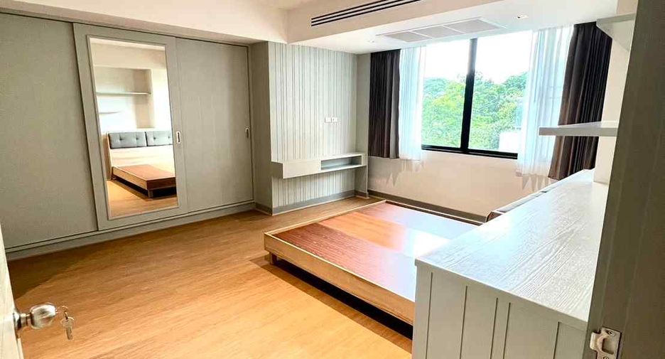 For rent 3 bedrooms condo in Watthana, Bangkok