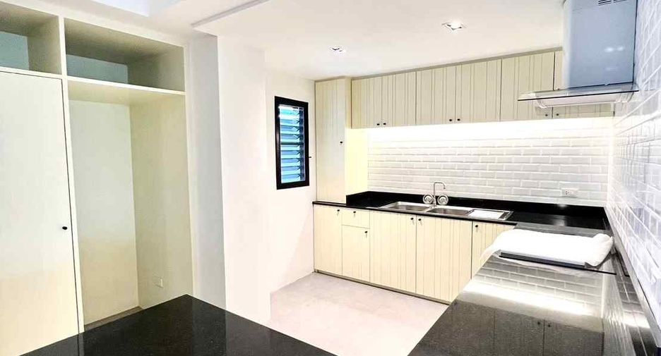For rent 3 bedrooms condo in Watthana, Bangkok