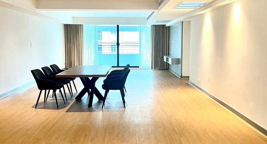 For rent 3 bedrooms condo in Watthana, Bangkok