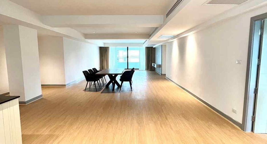 For rent 3 bedrooms condo in Watthana, Bangkok