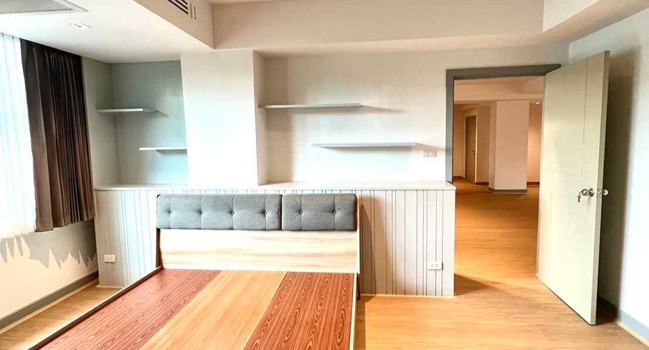 For rent 3 bedrooms condo in Watthana, Bangkok