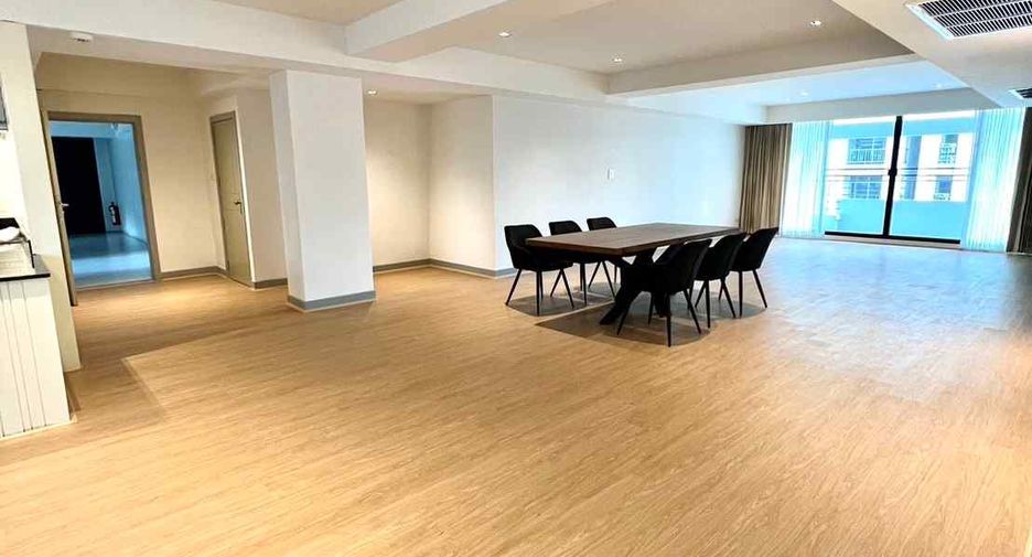 For rent 3 bedrooms condo in Watthana, Bangkok