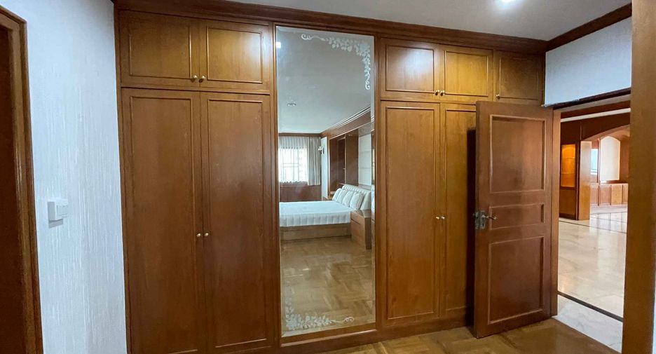 For rent 3 bedrooms condo in Watthana, Bangkok