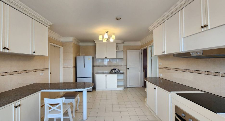 For rent 3 bedrooms condo in Watthana, Bangkok