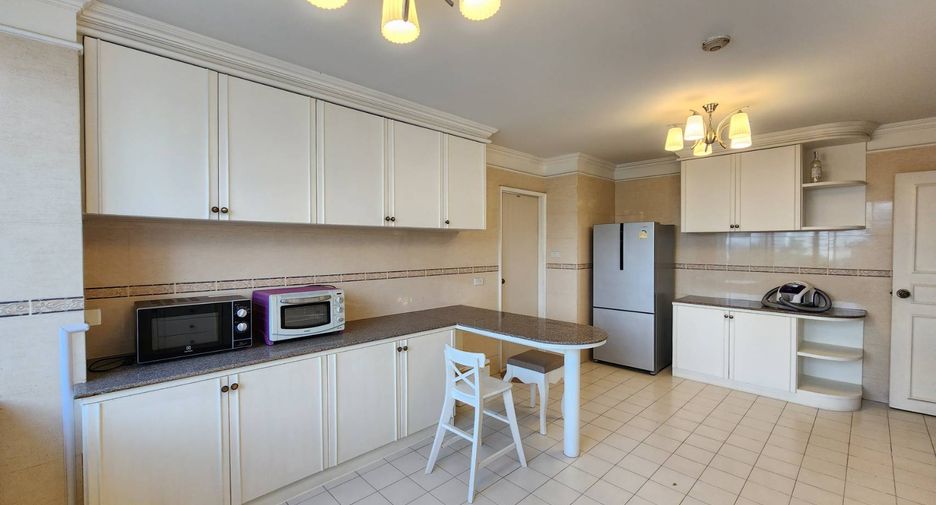For rent 3 bedrooms condo in Watthana, Bangkok