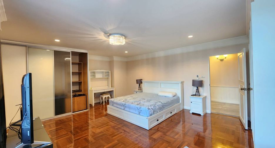 For rent 3 bedrooms condo in Watthana, Bangkok