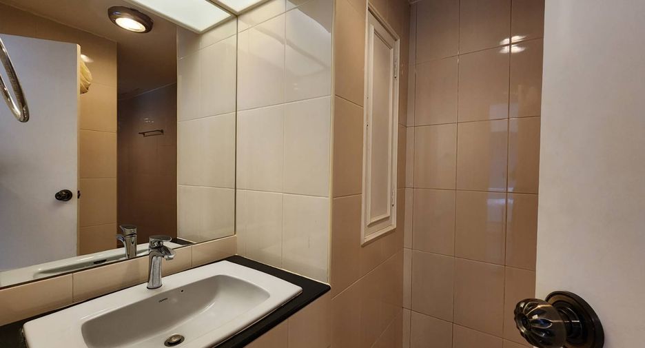 For rent 3 bedrooms condo in Watthana, Bangkok