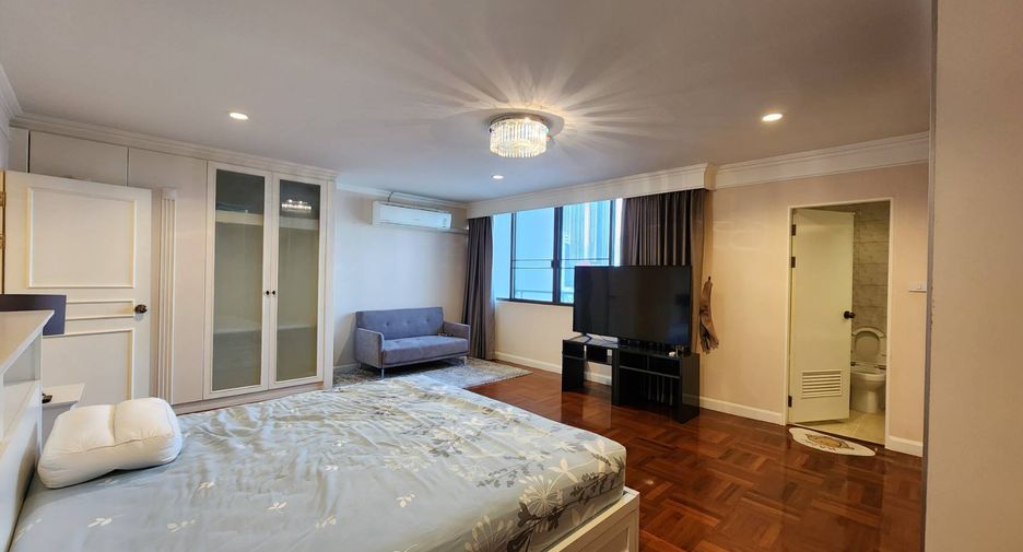 For rent 3 bedrooms condo in Watthana, Bangkok