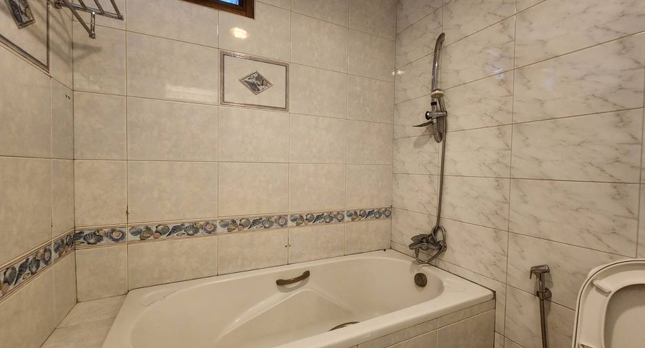 For rent 3 bedrooms condo in Watthana, Bangkok