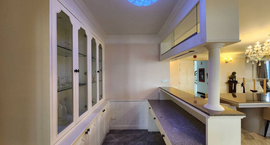 For rent 3 bedrooms condo in Watthana, Bangkok